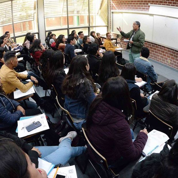 Alumnos en salón de clases UNAM 2026. Costo de la prueba de ingreso SUAyED 2026.
